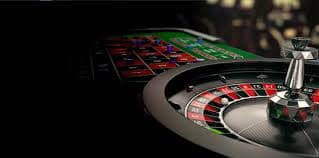 lucky neko အက်ပ် မိုဘိုင်းဖုန်းဖြင့် Live Casino ကစားနေသောမြင်ကွင်း